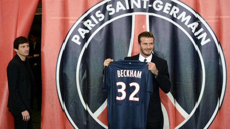 David Beckham avec son nouveau maillot du PSG le 31 janvier 2013 au Parc des Princes à Paris [Franck Fife / AFP/Archives]