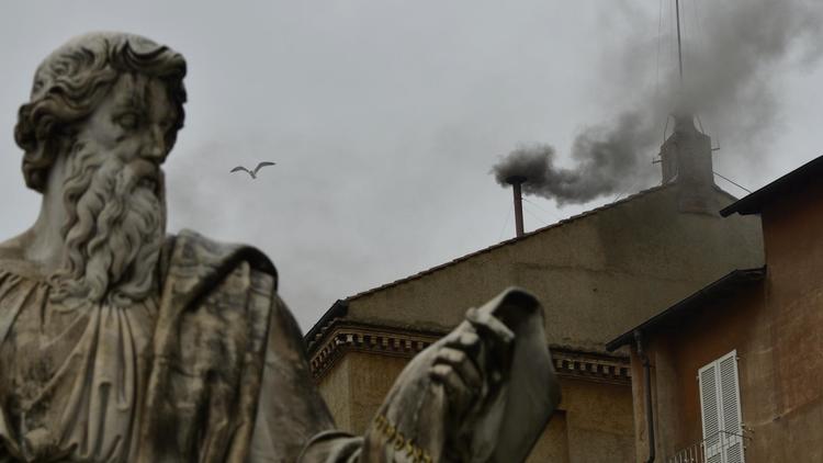 De la fumée s'élève au-dessus de la chapelle Sixtine, au Vatican le 13 mars 2013 [Johannes Eisele / AFP]