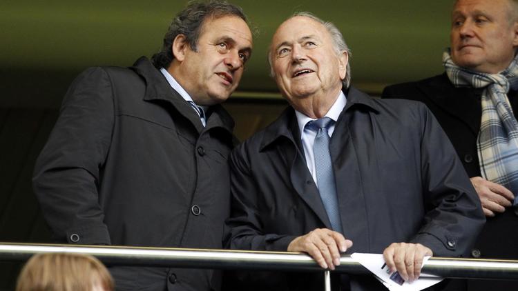 Le président de l'UEFA Michel Platini (g) aux côtés de Sepp Blatter (d), président de la Fifa, lors de la finale de la Ligue des champions féminine, à Londres, le 23 mai 2013 [Ian Kington / AFP]