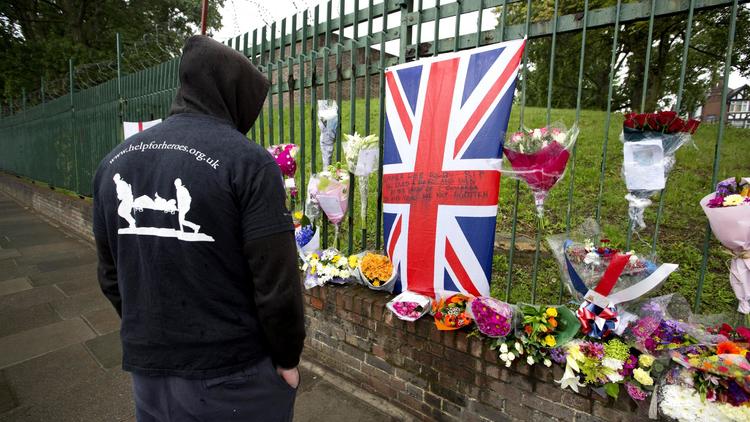 Un homme se recueille le 24 mai 2013 à Londres à l'endroit où un soldat britannique a été tué [Justin Tallis / AFP]