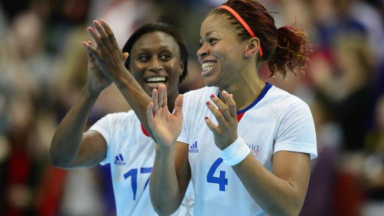 La France s'est qualifiée pour les quarts de finale du tournoi olympique de handball féminin en battant la Corée du Sud 24 à 21 lors de son quatrième match de poule[AFP]