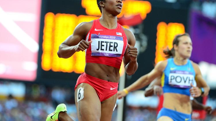 La championne du monde en titre américaine Carmelita Jeter a signé le meilleur temps des demi-finales du 100 m des jeux Olympiques de Londres, talonnée par la championne olympique jamaïcaine Shelly-Ann Fraser-Pryce, samedi, à deux heures de la finale.[AFP]