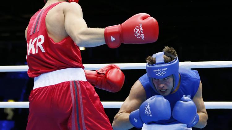 Le Français Alexis Vastine, éliminé en quarts de finale du tournoi de boxe des moins de 69 kg aux jeux Olympiques de Londres sur décision des juges (18-18), a éclaté en sanglots à sa sortie du ring et n'a pas souhaité s'exprimer.[AFP]