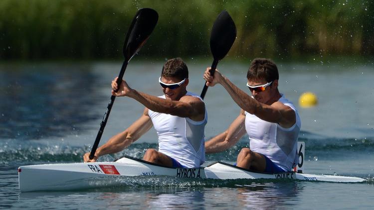 France's Arnaud Hybois (L) and Sebastien Jouve compete in the kayak double (K2) 200m men's semifinal during the London 2012 Olympic Games, at Eton Dorney Rowing Centre in Eton, west of London, on August 10, 2012. AFP PHOTO / DAMIEN MEYER[AFP]