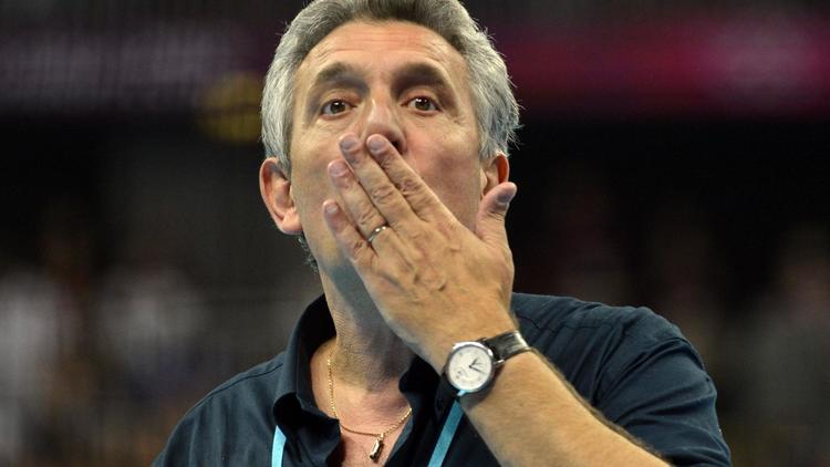 Claude Onesta, l'entraîneur de l'équipe de France de handball, a tenu à exprimer ses "regrets" après le démontage musclé du plateau de L'Equipe TV par des joueurs dimanche et paiera "personnellement" les dégâts, selon la page Facebook de la Fédération française (FFHB).[AFP]