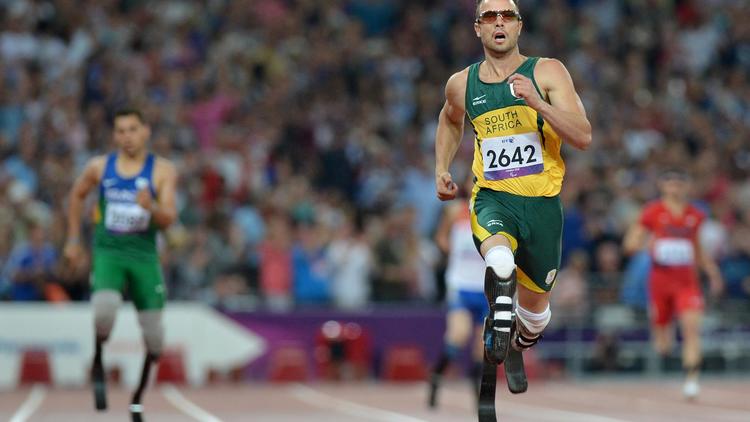 Le Sud-Africain Oscar Pistorius a conservé son titre sur 400 m (T44) samedi soir aux jeux Paralympiques de Londres et battu le record du monde de la distance, écrasant littéralement ses concurrents sous les acclamations du public du stade olympique. [AFP]