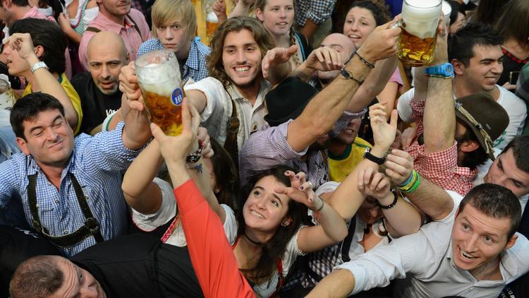 Des participants à l'Oktoberfest, la fête de la bière de Munich, le 22 septembre 2012 [Christof Stache / AFP]