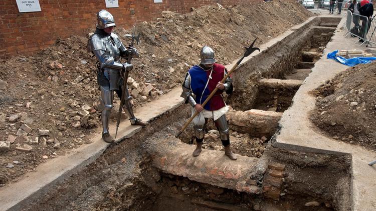 Des hommes déguisés en chevaliers posent le 12 septembre 2012 sur les lieux de la découverte d'un squelette à Leicester, qui pourrait être celui de Richard III [Gavin Fogg / AFP]