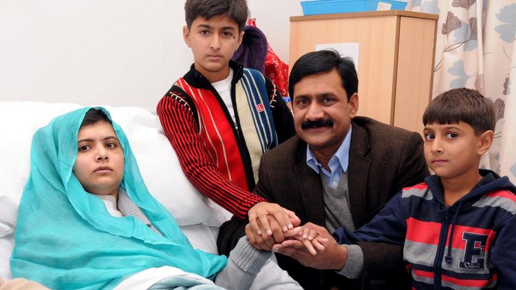 La jeune pakistanaise Malala Yousafzai entourée de son père et ses frères, le 26 octobre 2012 dans un hôpital de Birmingham au Royaume-Uni [ / Queen Elizabeth Hospital/AFP]