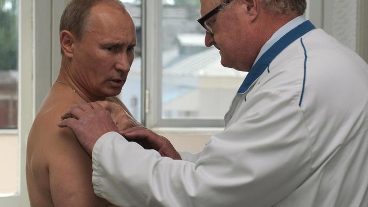 Image d'archive de Vladimir Poutine en train de consulter un médecin, en 2011 [Aleksey Druzhinin / Ria Novosti/AFP/Archives]