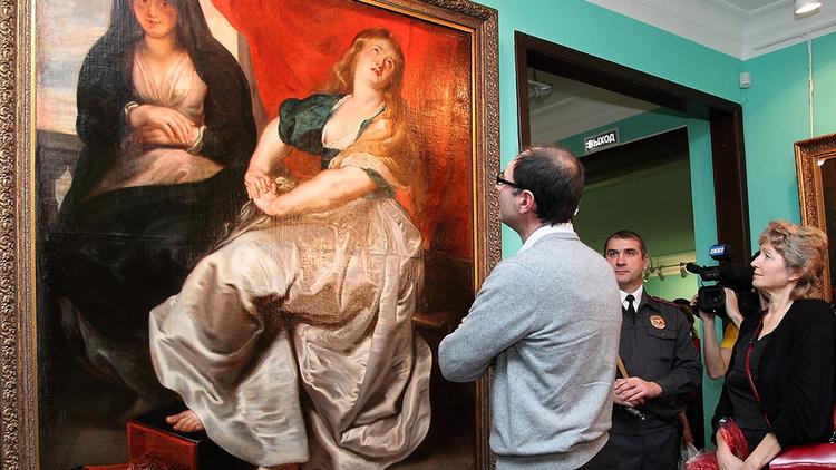 Des personnes regardent le tableau attribué à Rubens, dévoilé par le musée d'Irbit, en Russie, le 15 novembre 2012 [ / Musée des Beaux Arts d'Irbit/AFP]