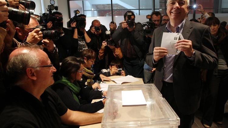 Le chef du parti socialiste catalan (PSC) Pere Navarro sur le point de voter le 25 novembre 2012  à Terrassa [Quique Garcia / AFP]