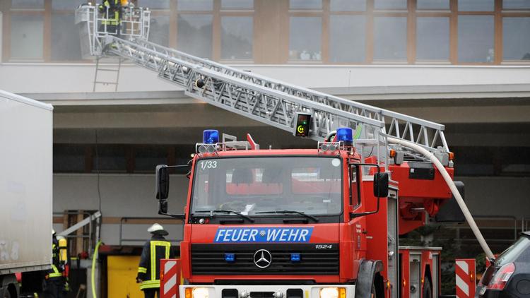 Des pompiers sur les lieux d'un incendie dans un atelier employant des handicapés, le 26 novembre 2012 à Titisee-Neustadt, en Allemagne [Patrick Seeger / DPA/AFP]