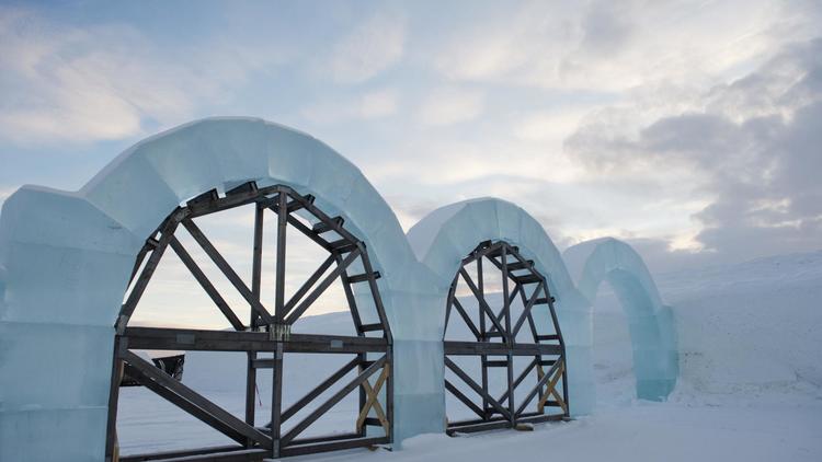 La construction du nouvel Hôtel de glace dans le village de Jukkasjarvi, dans la région de Laponie en Suède, le 16 novembre 2012 [Jonathan Nackstrand / AFP]