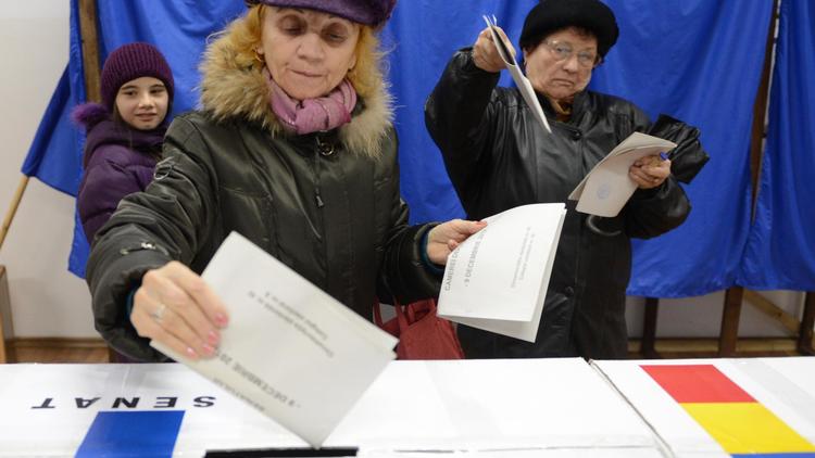 Opération de vote le 9 décembre 2012 à Bucarest [Daniel Mihailescu / AFP]