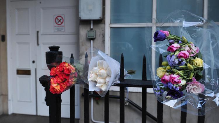 Des bouquets à Londres en mémoire de l'infirmière morte après un canular d'une radio australienne, le 9 décembre 2012 [Carl Court / AFP]