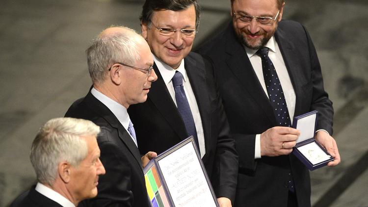 (De g. à d.) Le président du comité Nobel norvégien, Thorbjoern Jagland, remet le prix Nobel de la paix à Herman Van Rompuy, José Manuel Barroso et Martin Schultz, le 10 décembre 2012 à Oslo [John Macdougall / AFP]