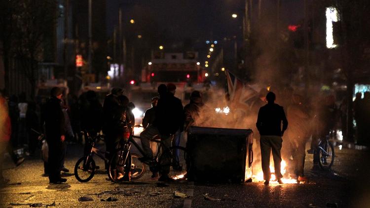 Des protestants loyalistes brûlent des débris à Belfast, en Irlande du Nord, le 5 janvier 2013 [Peter Muhly / AFP]
