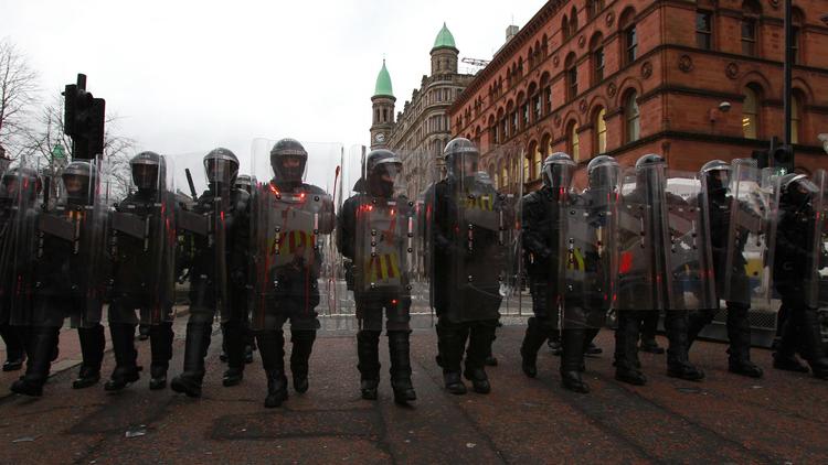 Des policiers anti-émeute à Belfast, le 5 janvier 2013 [Peter Muhly / AFP]