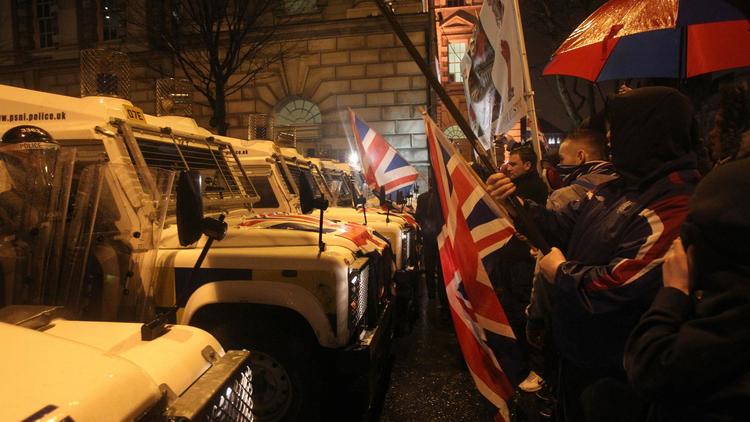 Des loyalistes font face à la police à Belfast devant l'hôtel de ville, le 7 janvier 2013 [Peter Muhly / AFP/Archives]