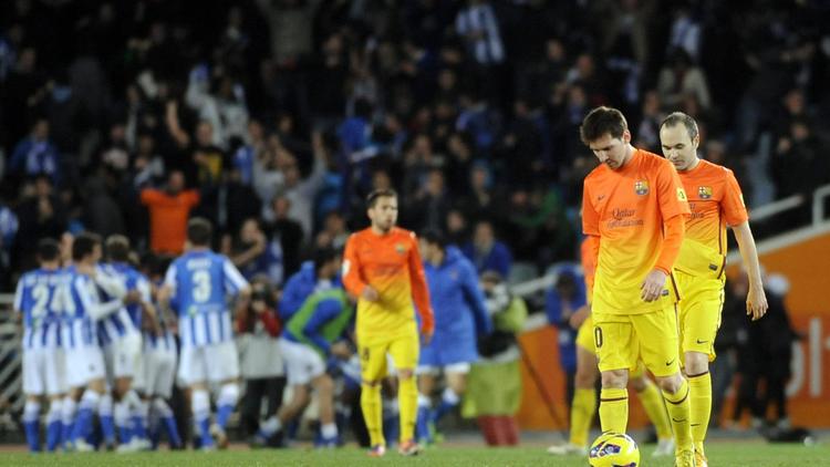 Les joueurs de Barcelone dont Lionel Messi, têtes basses, lors du mach perdu sur le terrain de la Real Sociedad, le 19 janvier 2013. [Ander Gillenea / AFP]