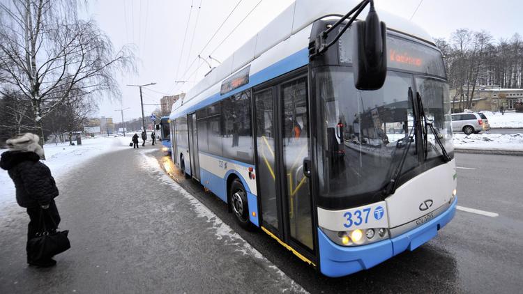 Un bus des transports publics dans une rue de Tallinn, le 9 janvier 2013