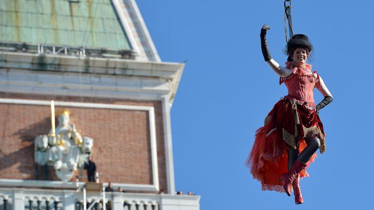 Le "Vol de l'Ange" lance le Carnaval de Venise, le 3 février 2013 [Vincenzo Pinto / AFP]
