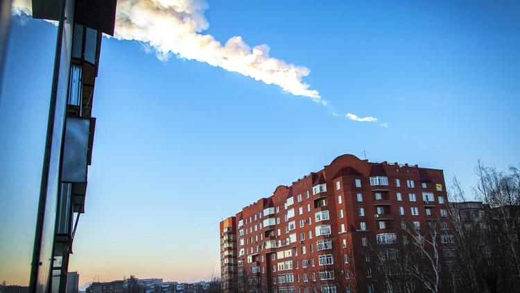 Une traînée laissée par le passage d'une météorite, photographiée le 15 février 2013 au-dessus de Tcheliabinsk, dans l'Oural [Oleg Kargopolov / 74.RU/AFP]