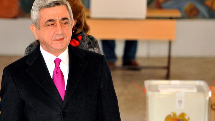 Le président sortant Serge Sarkissian vote à l'élection présidentielle arménienne, le 18 février 2013 à Erevan [Karen Minasyan / AFP]
