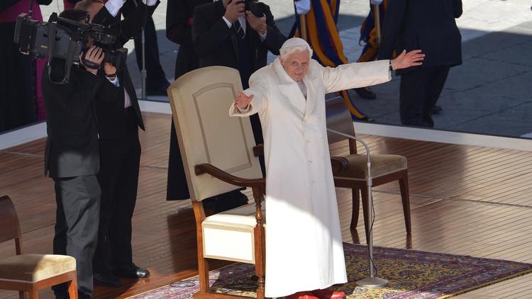 Le pape Benoît XVI salue la foule rassemblée place Saint-Pierre pour sa dernière apparition publique, le 27 février 2013 à Rome [Alberto Pizzoli / AFP]