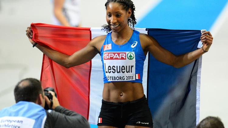 Eloyse Lesueur fête sa médaille d'argent aux Championnats d'Europe d'athlétisme en salle, le 2 mars 2013 à Göteborg en Suède [Jonathan Nackstrand / AFP]