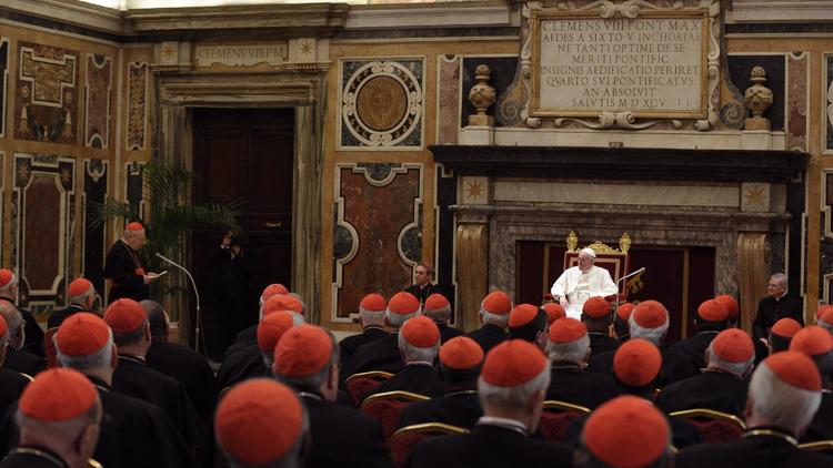 Photo publiée le 15 mars 2013 par le service de presse du Vatican montrant une rencontre entre le pape et les cardinaux du monde entier [- / Osservatore Romano/AFP]