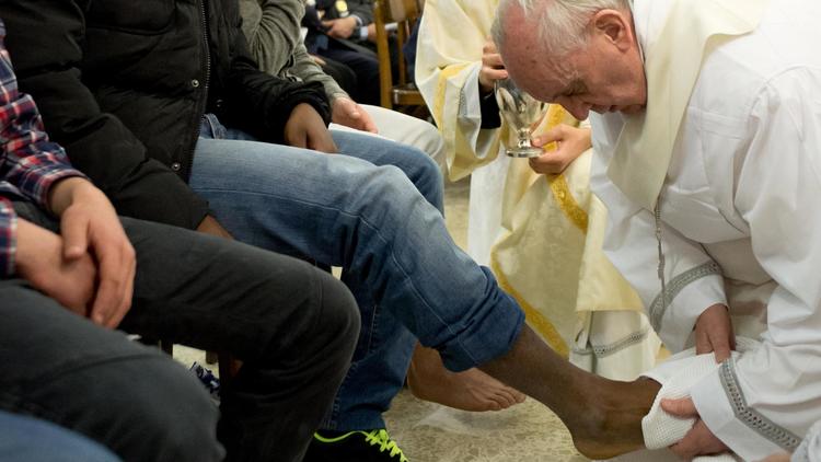 Le pape François lavant les pieds de douze détenus le jour du Jeudi Saint le 28 mars 2013 à Rome [- / AFP]