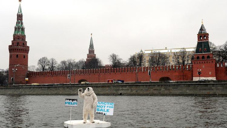 Un militant de Greenpeace vêtu d'un costume d'ours polaire manifeste devant le Kremlin le 1er avril 2013, à bord d'un radeau sur la Moskova [Andrey Smirnov / AFP]