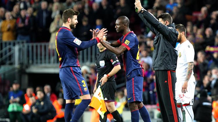 L'entrée d'Eric Abidal (au centre) du FC Barcelone lors du match conte Majorque le 6 avril 2013 à Barcelone [Quique Garcia / AFP]