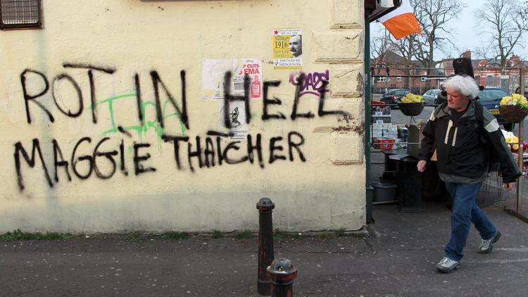 Un tag souhaitant à  Margaret Thatcher de "pourrir en enfer"  le 9 avril 2013 sur les murs de Belfast-Ouest [Peter Muhly / AFP]