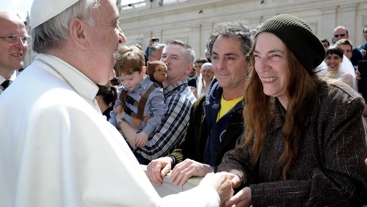 La chanteuse Patti Smith salue le pape François, sur la place Saint-Pierre au Vatican le 10 avril 2013 [ / Osservatore romano/AFP]
