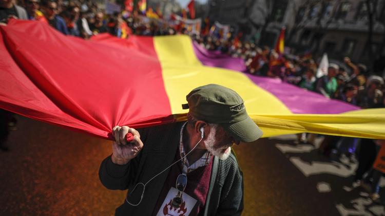 Des manifestants tiennent un immense drapeau de la IIe République espagnole (1931-1939) le 14 avril 2013 à Madrid [Pedro Armestre / AFP]