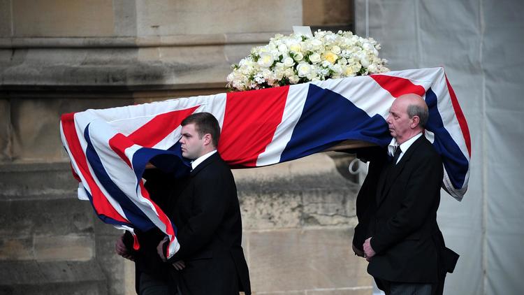 Des porteurs amènent le cercueil de Margaret Thatcher dans la chapelle du Palais de Westminster le 16 avril 2013 à Londres [Carl Court / AFP]