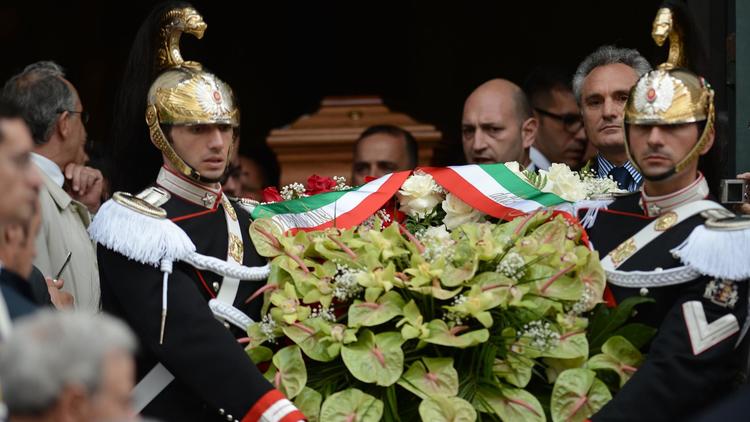 Des gardes présidentiels précèdent le cercueil de Giulio Andreotti, lors des funérailles le 7 mai 2013 à Rome [Filippo Monteforte / AFP]