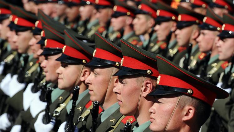 Des soldats russes défilent sur la place Rouge à Moscou le 9 mai 2013 [Yuri Kadobnov / AFP]