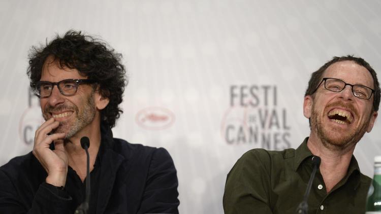 Les réalisateurs Joel (g) et Ethan Coen , le 19 mai 2013 à Cannes pour la présentation de leur film "Inside Llewyn Davis" [Anne-Christine Poujoulat / AFP/Archives]