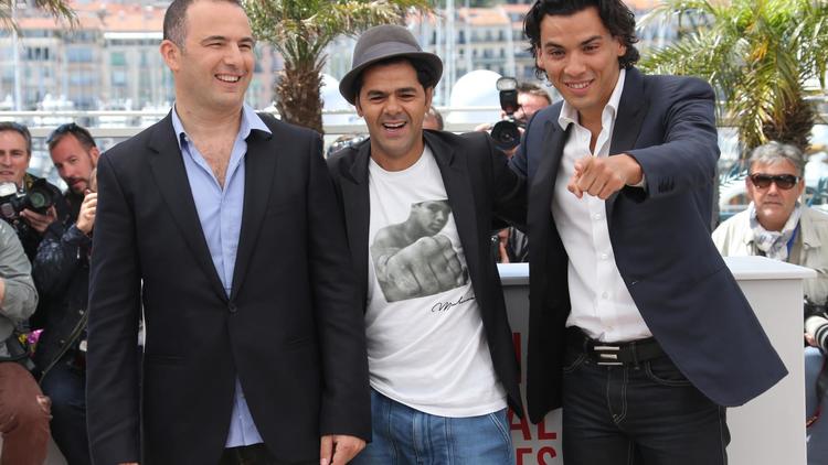 Mohamed Hamidi (g), Jamel Debbouze et Tewfik Jallab, posent pour la sortie de "Né quelque part", le 21 mai 2013 à Cannes [Loic Venance / AFP]