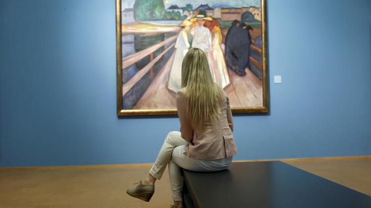 Une visiteuse contemple le tableau '"Les filles sur le pont" d'Edvard Munch, le 31 mai 2013, au sein de l'exposition Munch 150,  à Oslo [Cornelius Poppe / Scanpix/AFP]