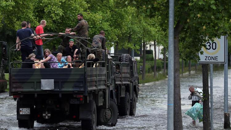 Des habitants  sont évacués en camion par des militaires le 10 juin 2013 à Magdebourg inondée par l'Elbe en crue [Ronny Hartmann / AFP]