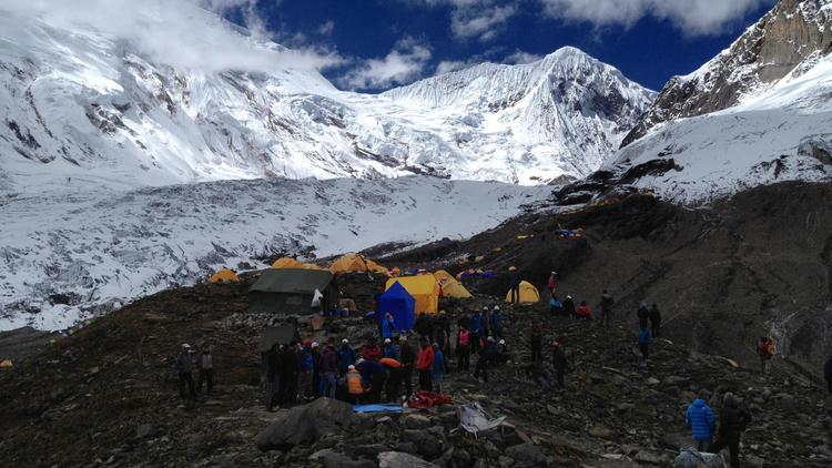 Des secouristes sur les lieux d'une avalanche sur le mont Manaslu au Népal, le 23 septembre 2012 [ / Simrik Air/AFP]