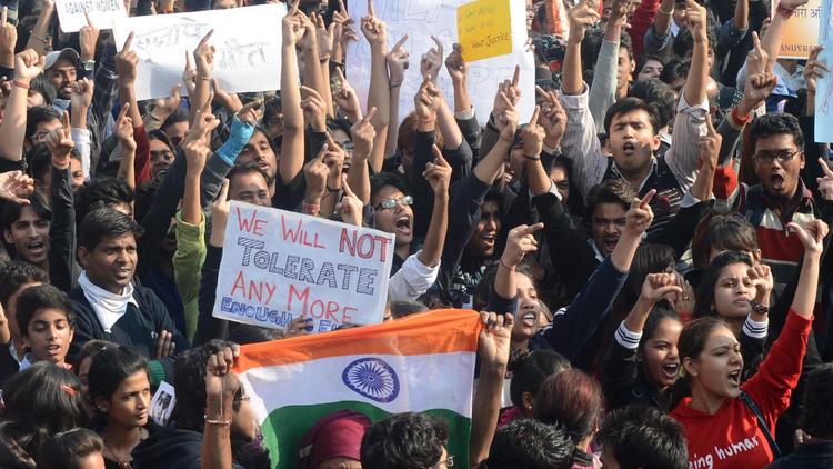 Des manifestants protestent contre le viol collectif d'une étudiante, à New Delhi, le 22 décembre 2012 [Raveendran / AFP]