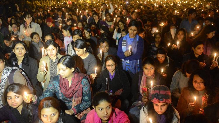 Des indiennes tiennent des bougies en mémoire de l'étudiante victime d'un viol collectif qui a perdu la vie, le 29 décembre 2012 à New Delhi [Raveendran / AFP]