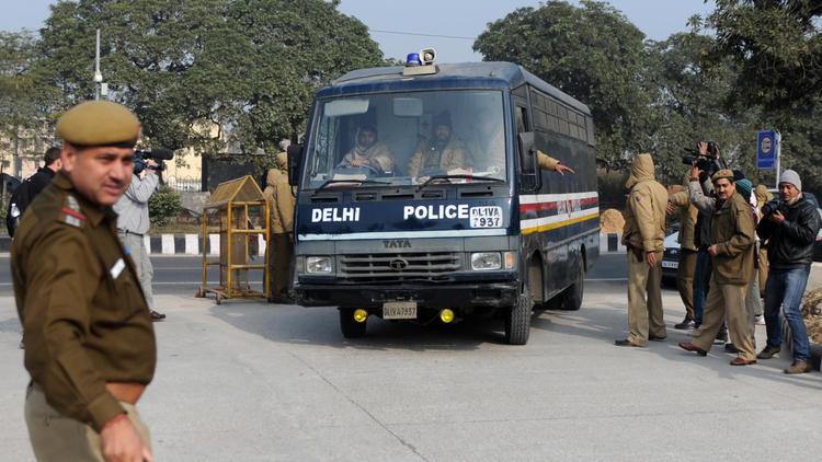 Un car de police, supposé servir au transport des accusés du viol collectif d'une étudiante, arrive le 7 janvier 2013 au tribunal de New Delhi [Sajjad Hussain / AFP]