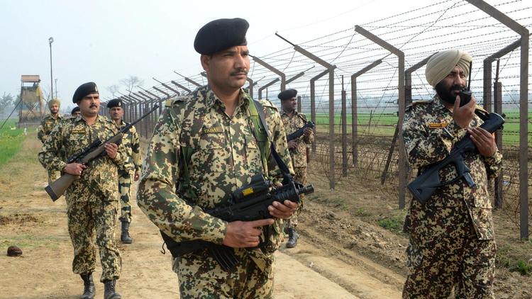 Des militaires indiens patrouillent le long de la frontière avec le Pakistan près de Wagah, le 13 janvier 2013 [Narinder Nanu / AFP]